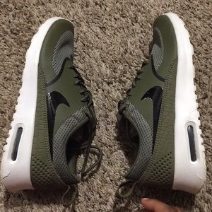 Women’s NIKe Air Max THEA